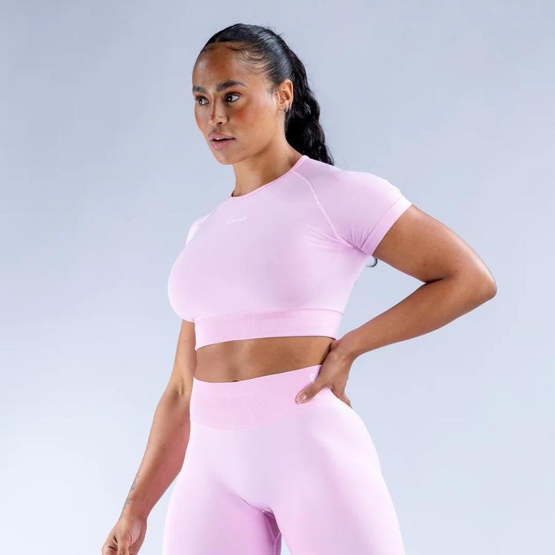 DFYNE Seamless Activewear Set – Yoga Short-Sleeve Top & Ruched Cuffed Shorts, Designed Exclusively for Women & Suitable for All Sports Scenarios