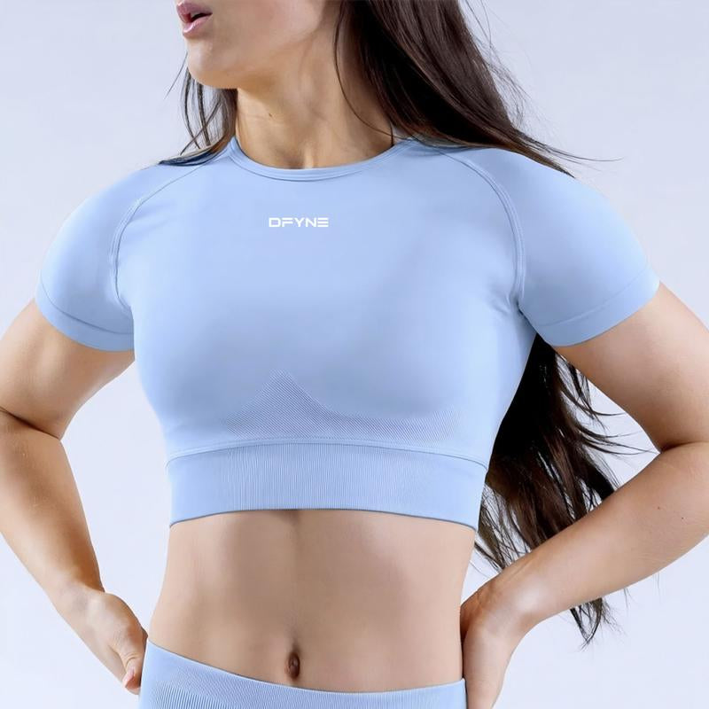 DFYNE Seamless Activewear Set – Yoga Short-Sleeve Top & Ruched Cuffed Shorts, Designed Exclusively for Women & Suitable for All Sports Scenarios