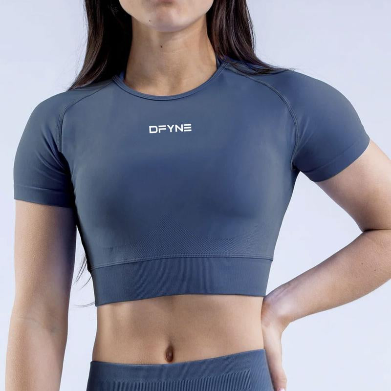 DFYNE Seamless Activewear Set – Yoga Short-Sleeve Top & Ruched Cuffed Shorts, Designed Exclusively for Women & Suitable for All Sports Scenarios