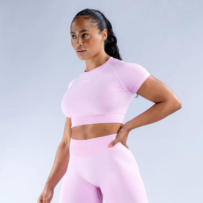 DFYNE Seamless Activewear Set – Yoga Short-Sleeve Top & Ruched Cuffed Shorts, Designed Exclusively for Women & Suitable for All Sports Scenarios